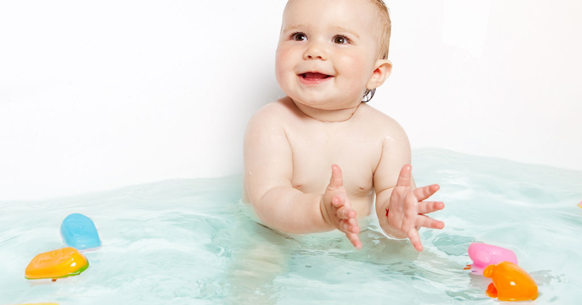 Купание малыша. Фон купание ребенка. Ребенок после купания. Ванна для купания ребенка розовая.