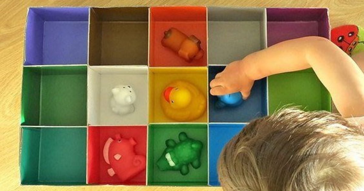 Игра с одним предметом. Игры Монтессори для детей 3-4 лет. Сенсорные игрушки для малышей. Игрушки для сенсорного развития. Сенсорные игрушки для детей раннего возраста.