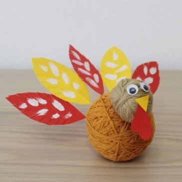 Make a turkey out of balls of yarn with your kid