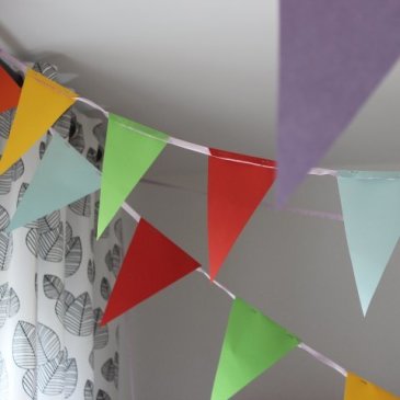 Make flags out of colored paper with your kid 