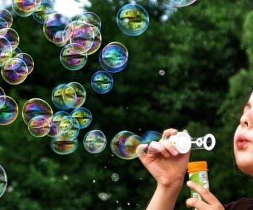 Научите малыша надувать мыльные пузыри