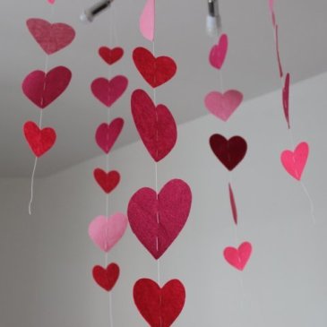 Make a felt heart garland with your child for Valentine's Day!