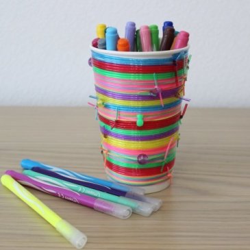 Decorate a cup with colored fishing line