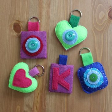 Sew key trinkets of felt with your daughter!