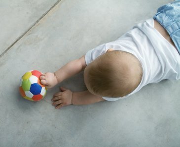 Научите малыша катать мячик