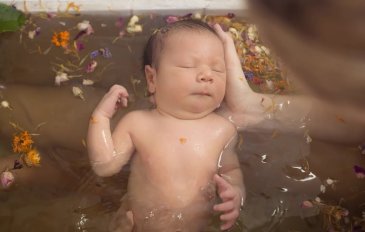 Устройте для малыша ванну с отваром целебных трав