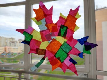 Прозрачный осенний листочек