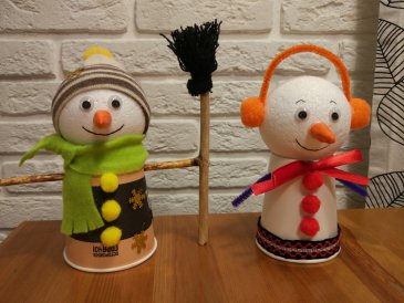 Семья весёлых снеговиков