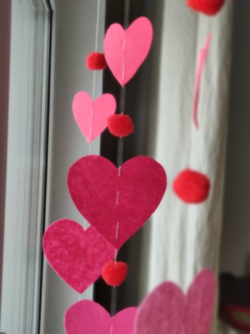 Гирлянда из фетровых сердечек 
