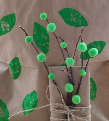 Упаковываем подарки вместе с ребенком 