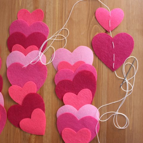 Картинка к занятию Гирлянда из фетровых сердечек к 14 февраля в Wachanga