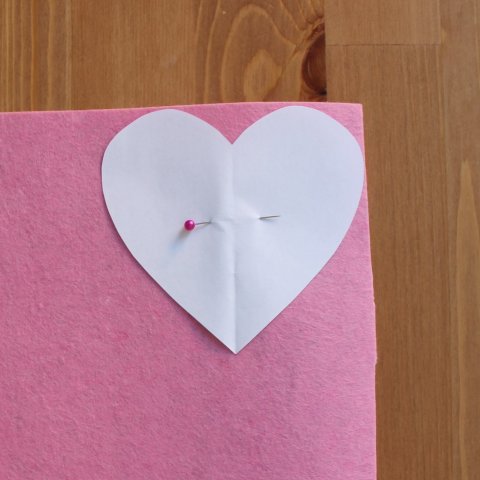 Activity picture for Make a felt heart garland with your child for Valentine's Day! in Wachanga