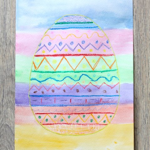 готовая пасхальная открытка яйцо нарисованной цветными восковыми мелками и акварелью