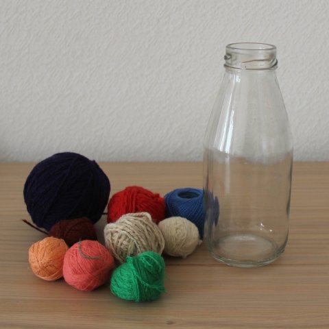отобрать материалы для поделки декорированная бутылка разноцветными нитками
