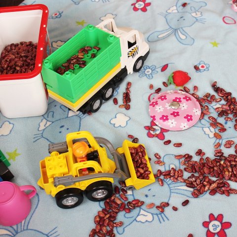 Картинка к занятию Предложите ребенку поиграть с фасолью в Wachanga