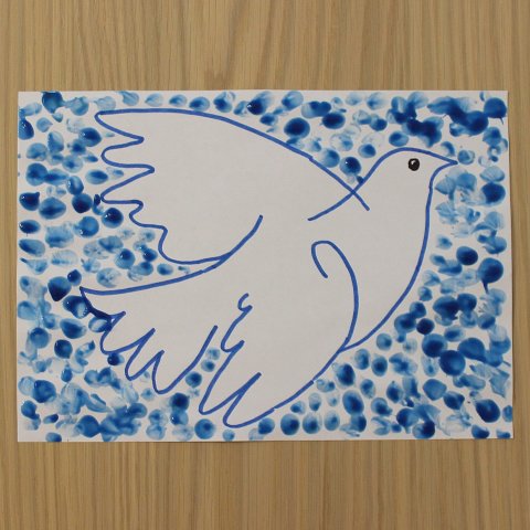 ребёнок рисует небо для голубя пальчиковыми красками поделка к 1 мая
