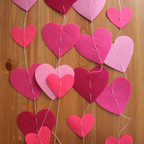 Activity picture for Make a felt heart garland with your child for Valentine's Day! in Wachanga