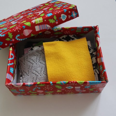 тактильная коробочка для малыша с разными кусочками ткани