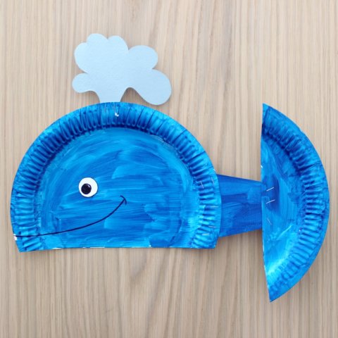 синий кит из одноразовой тарелки
