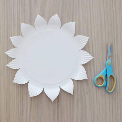 Activity picture for Make with your kid a sunflower of a disposable plate in Wachanga