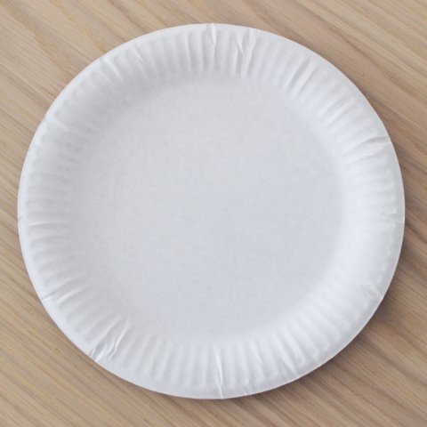 белая бумажная тарелка