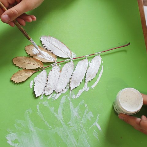 Картинка к занятию Сделайте вместе с ребенком отпечатки листьев в Wachanga