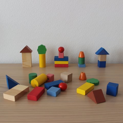 Картинка к занятию Поиграйте с ребенком в игру "Построй такой же домик" в Wachanga
