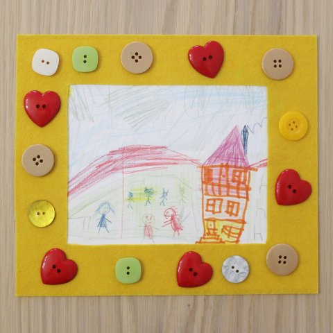 Activity picture for Make a photo frame of felt and buttons in Wachanga