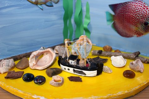 поделка: корабль в сухом аквариуме и ракушки