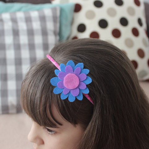 Activity picture for Headband with a flower in Wachanga