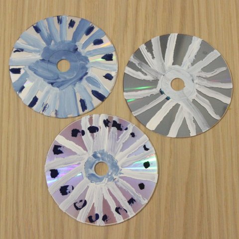 Картинка к занятию Сделайте снежинки из ненужных СD-дисков. в Wachanga