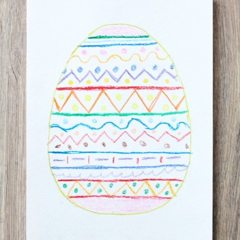 яйцо нарисованной цветными восковыми мелками