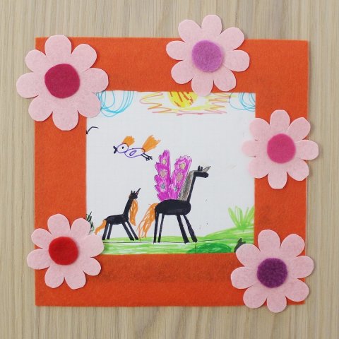 Activity picture for Make a photo frame out of felt with flowers in Wachanga