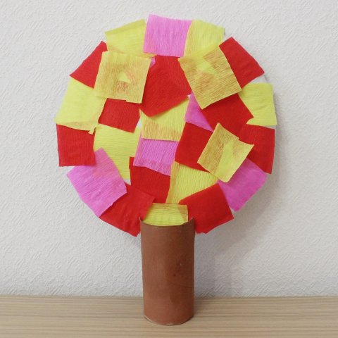 как вместе с ребенком сделать осеннее дерево из одноразовой картонной тарелки и цветной бумаги
