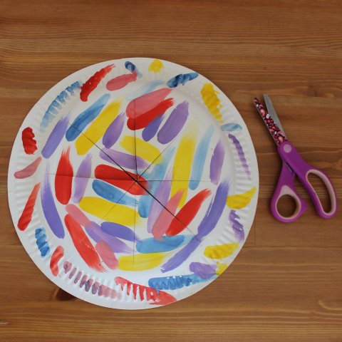 Картинка к занятию Сделайте вместе с ребенком корону из одноразовой тарелки в Wachanga