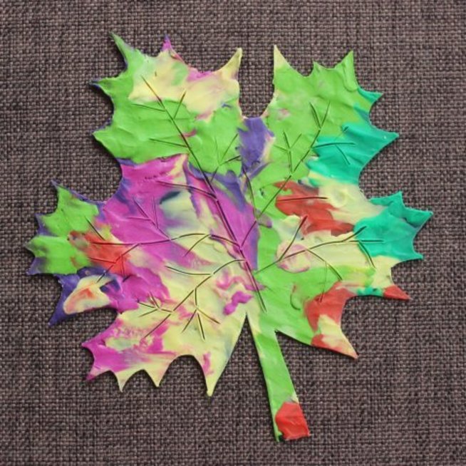 Make an autumn maple leaf with your kid 