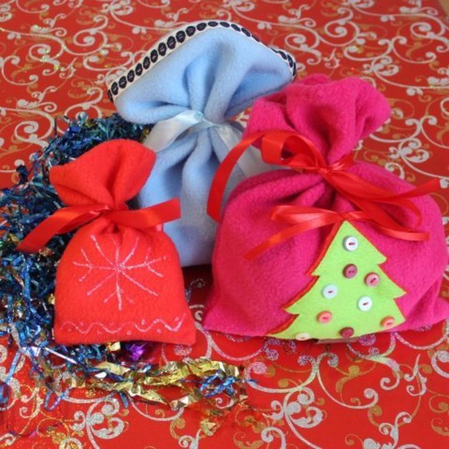Sew bags for Christmas gifts with your kid