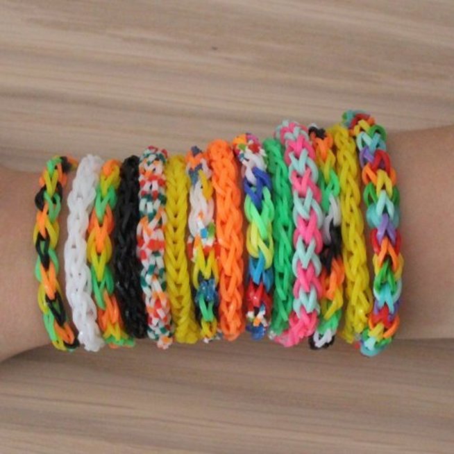 Weave with your kid bracelets of rubber bands