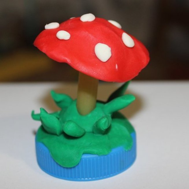Make crafts out of plasticine and pasta with your kid
