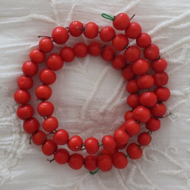 Make a bracelet out of rowanberries with your kid 