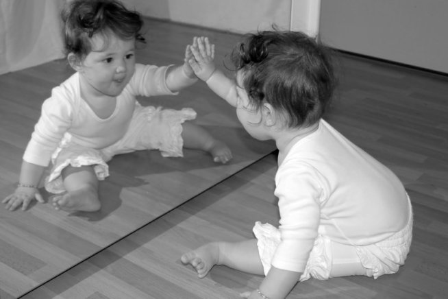 Поиграйте с малышом перед зеркалом
