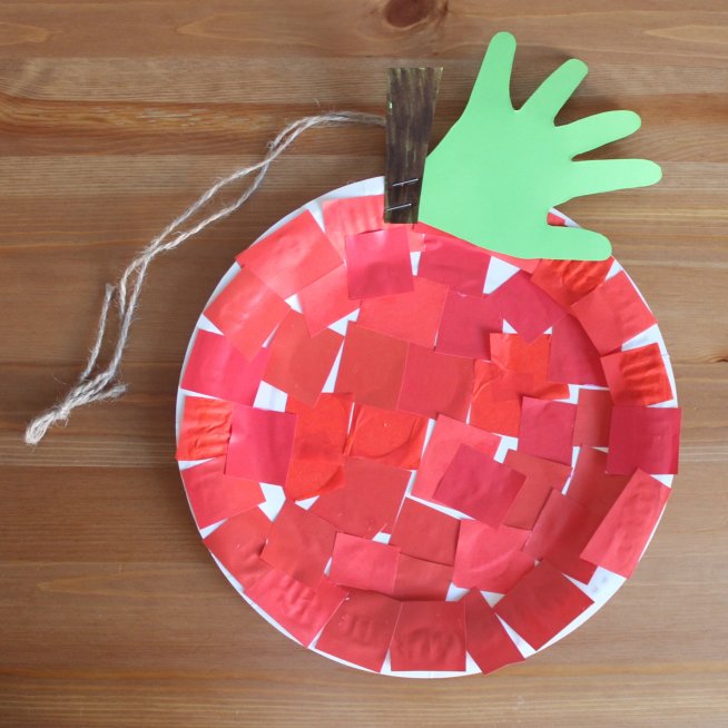Сделайте вместе с ребенком яблоко из одноразовой тарелки