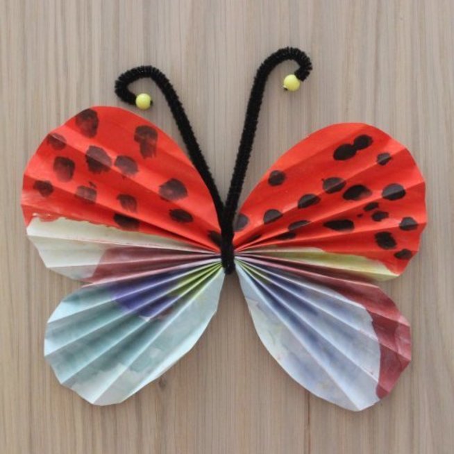 Make butterflies out of paper and wire with your kid 