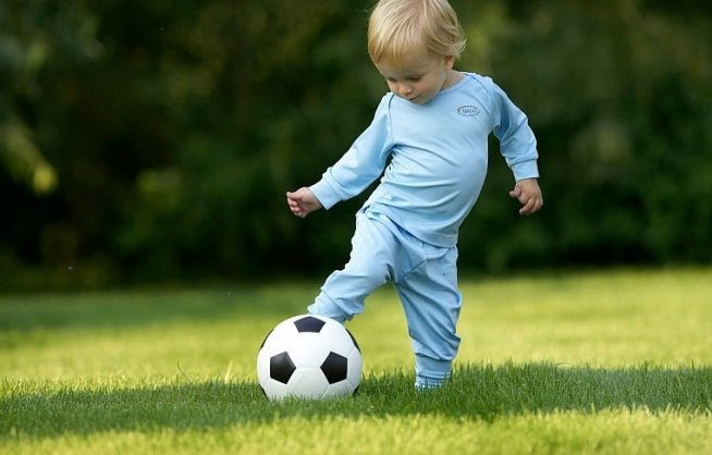 Первые игры с футбольным мячом