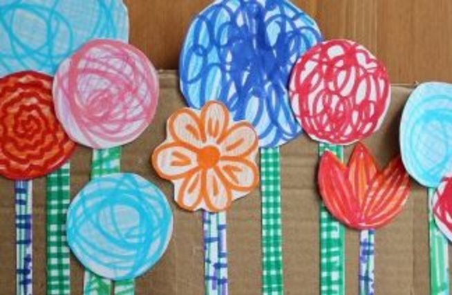 Сделайте клумбу с цветами из бумаги и картона