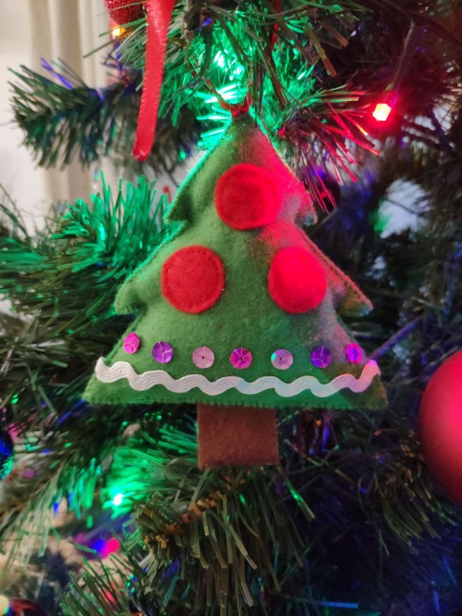 Make the applique "The Christmas Tree"