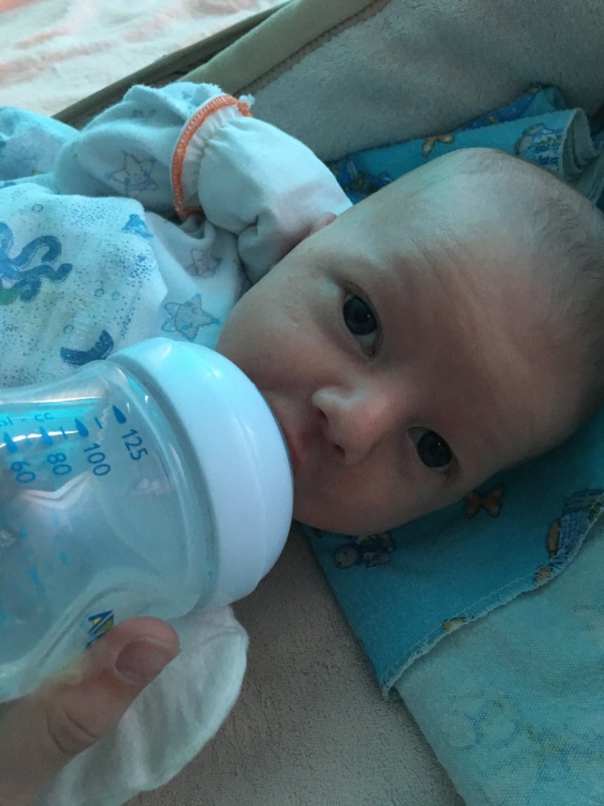 поить водой младенца. ребенок пьет воду. грудной ребенок в воде. искусственное вскармливание новорожденных. ребенок пьет из чашки.