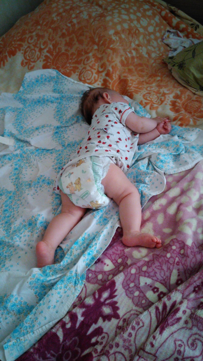 ребенок упал с кровати на живот 9 месяцев